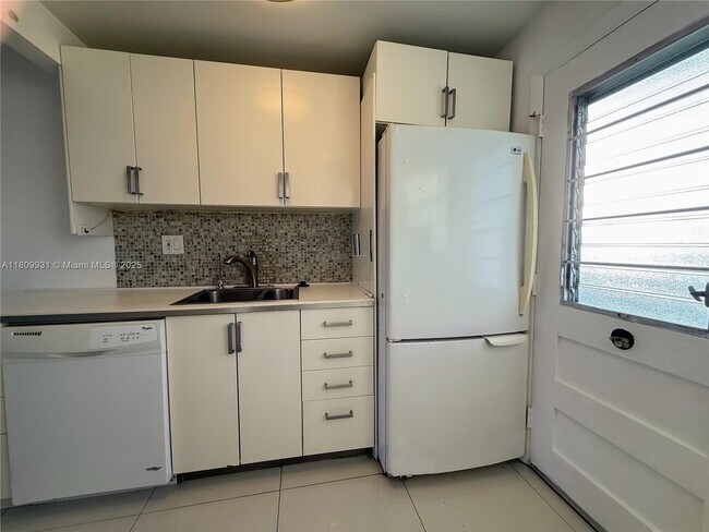 Building Photo - 2859 Leonard Dr