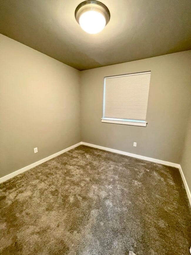 Building Photo - Like new 3 bedroom townhome in SE Bend!