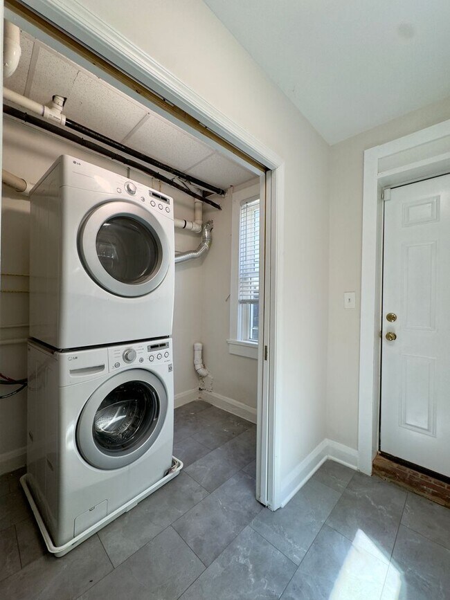 Building Photo - Charming 2 Bedroom/2 Bathroom Townhome in Canton, Baltimore, MD!