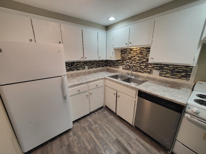 Building Photo - 734 N Country Acres Ave