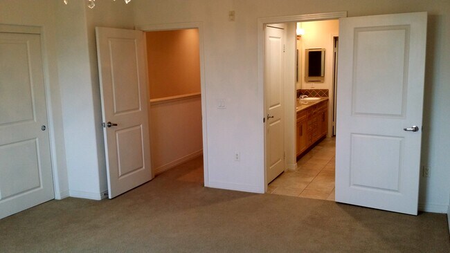 Building Photo - 931 E Walnut St