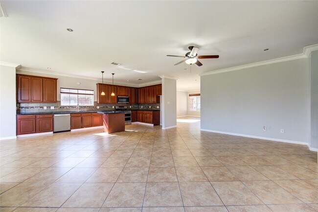 Building Photo - 5527 Gatesprings Ln