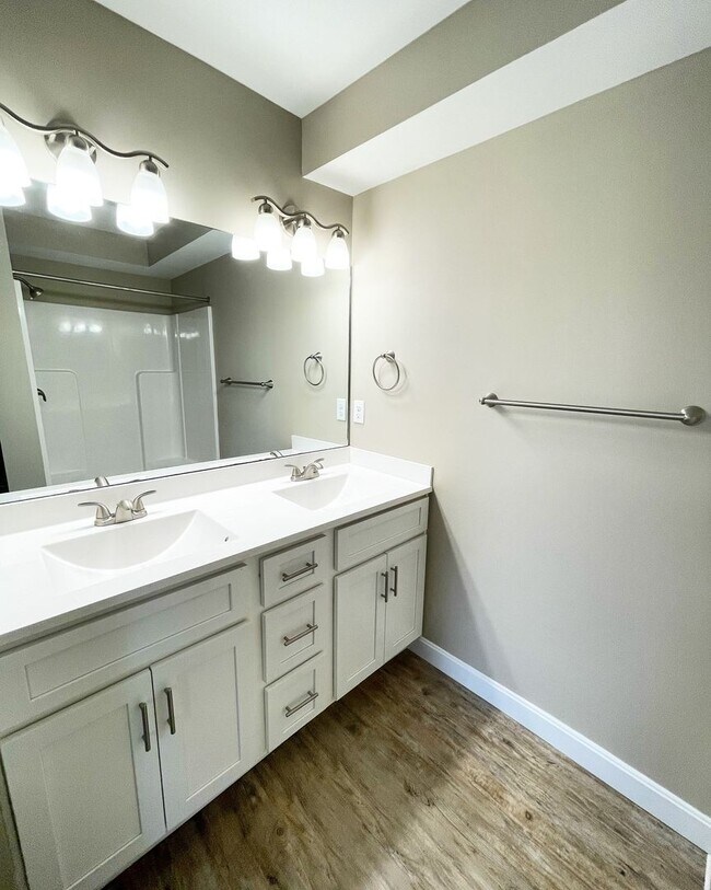 Building Photo - 3301 Silverthorn Ln