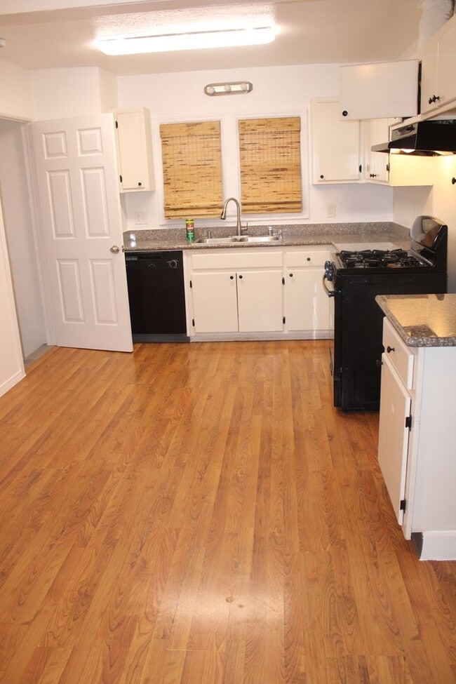 Building Photo - 3 Bedroom, 2 Bath in Single Family Home with BONUS Room Close to Downtown Pittsburg/BART