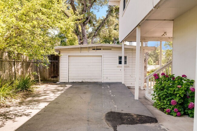 Building Photo - Private 2-Bedroom Fair Oaks Duplex with Gated Driveway & Garage!