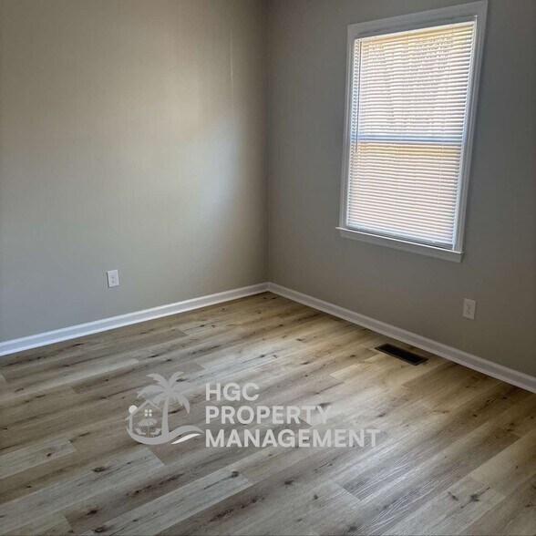 Building Photo - 404 Miles St