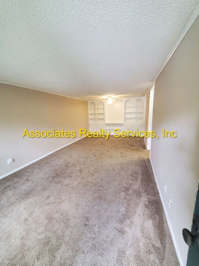 Building Photo - Attention Students! 1 bedroom- Near Shands & UF!  Look!