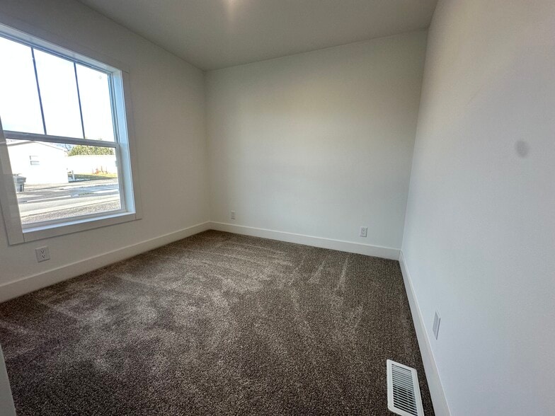 Building Photo - 29 Cavalier St N