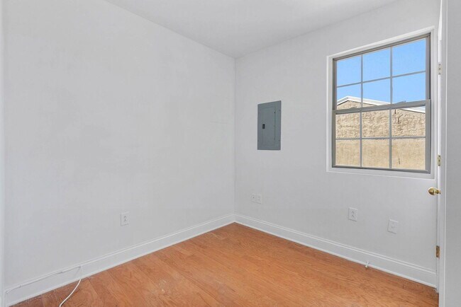 Building Photo - 621 N 33rd St