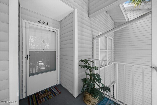 Primary Photo - 1933 Courtyard Way