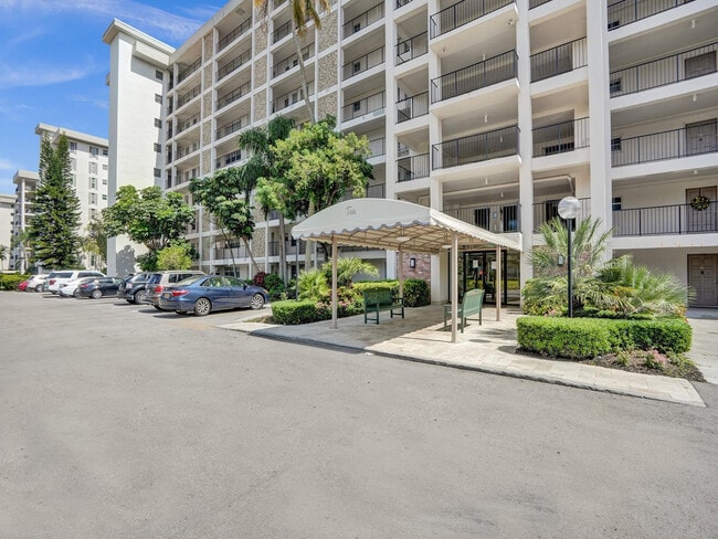 Building Photo - 3150 N Palm Aire Dr