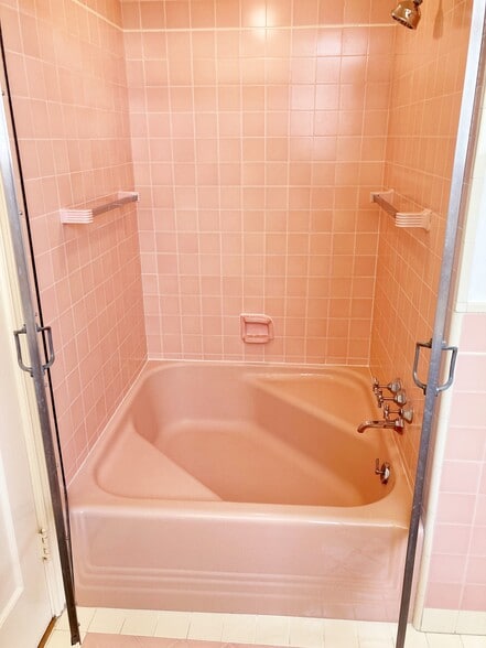 Tub/Shower - 2919 23rd Ave