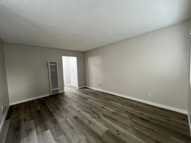Building Photo - MOVE IN SPECIAL*$500 OFF 2ND MONTHS RENT*SPACIOUS 1 BEDROOM 1 BATH DOWNSTAIRS
