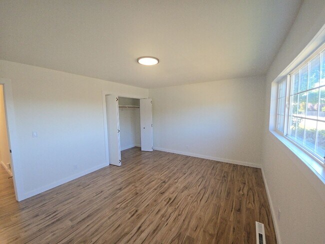 Building Photo - 3BD/2BA newly remodeled Kenwood Dr. Fortun...