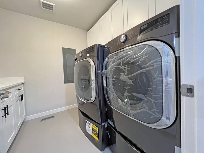 Building Photo - Freshly Remodeled 5BR Home in Prime Bellevue Enatai