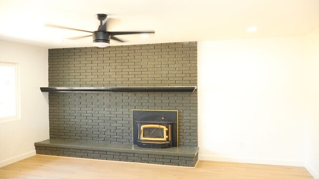 Building Photo - 2 bedrooms 2 baths corner home in Imperial Beach.