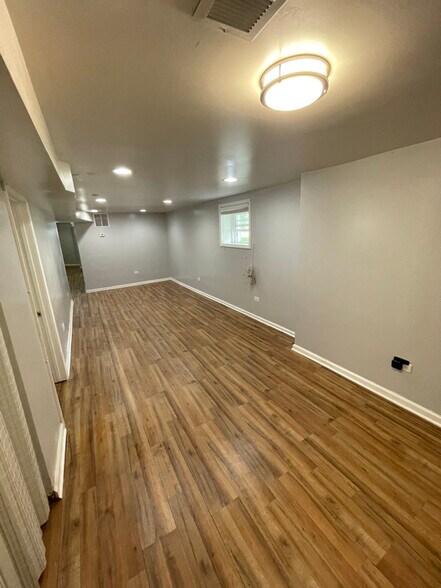 Building Photo - 1436 E 71st Pl