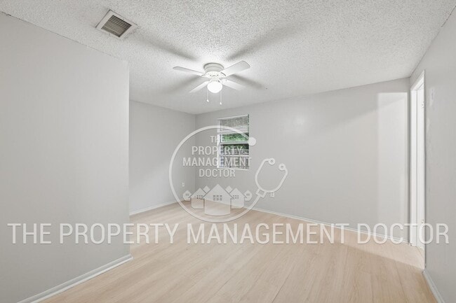 Building Photo - Modern 3/2 with an office Renovated Home in Orange Park - Ready for Immediate Move-In!