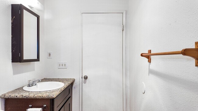 Building Photo - Spacious Apartment in Cozy Tacoma Neighborhood