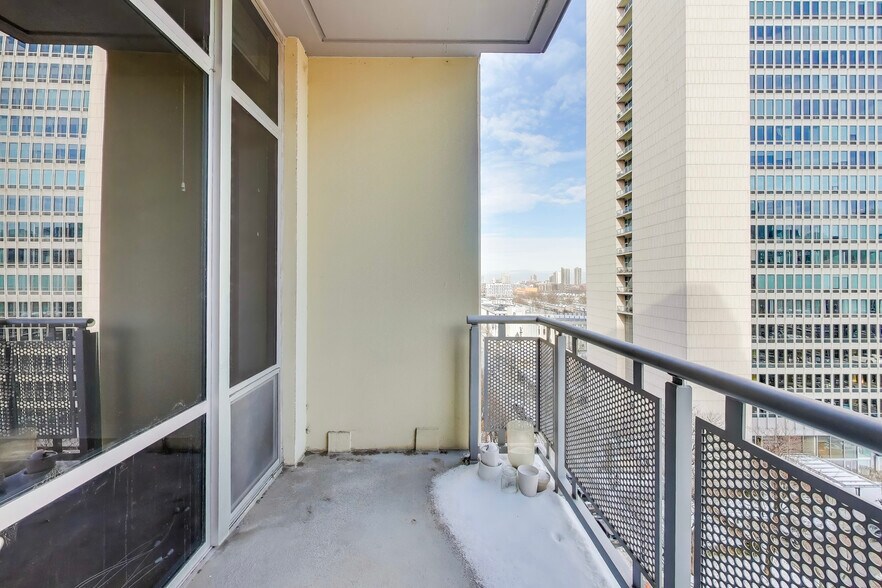 Building Photo - 720 N Larrabee St