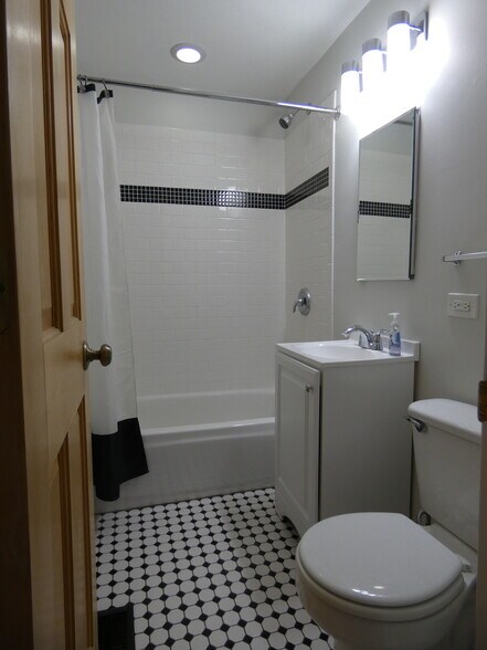 Building Photo - 1929 N Richmond St