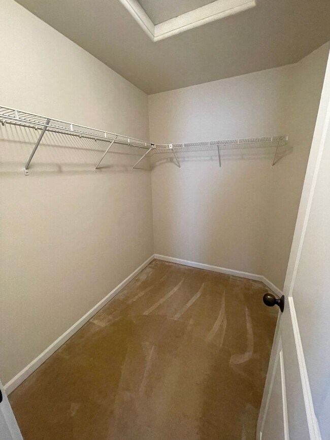 Building Photo - Gorgeous Pet Friendly Three Bedroom Home I...