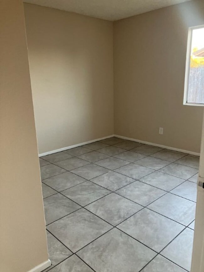 Building Photo - AMAZING HOUSE IN NICE COMMUNITY!!