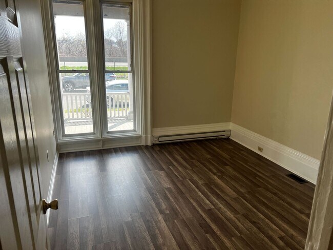 Building Photo - 937 Broadway