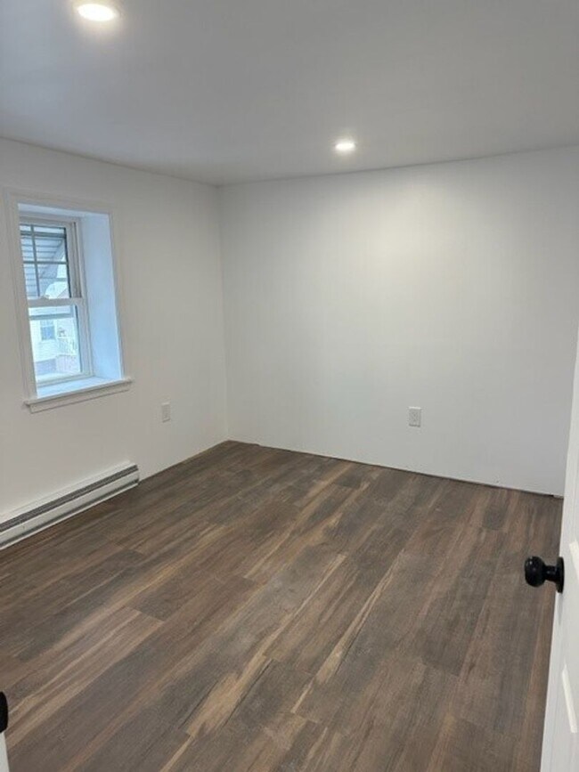 Building Photo - 129 E Market St