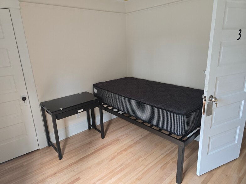 Building Photo - 712 Dewey Ave