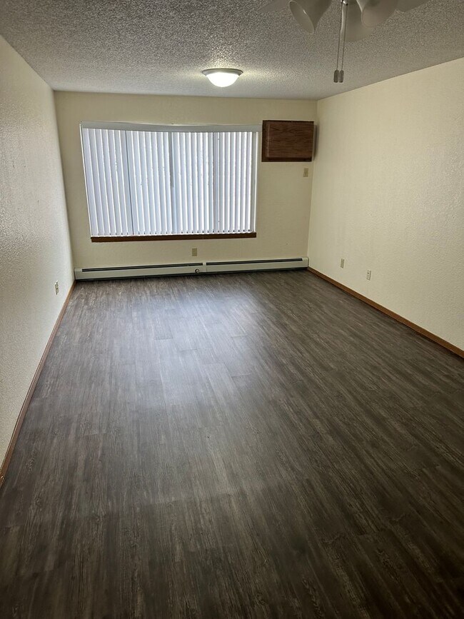 Building Photo - Four Bedroom Apartment