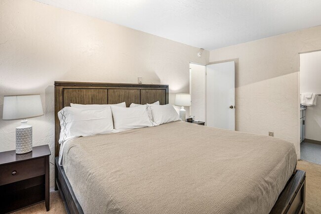 Building Photo - Downtown Anchorage Two Bedroom Two Bath (102)