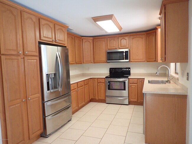 Building Photo - 525 Hidden Creek Dr