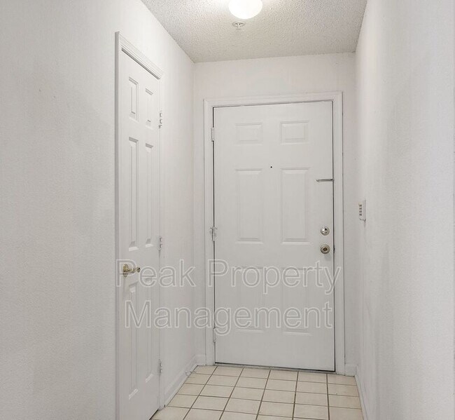 Building Photo - 811 Brassie Ln