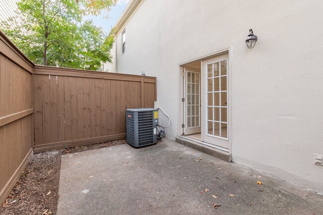 Building Photo - End Unit 2 Bedroom 2 1/2 Bath Townhome-Hil...