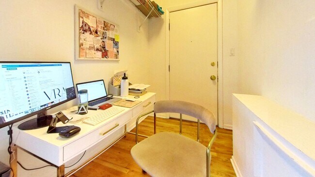 Building Photo - Second Floor East Lakeview One Bedroom Includes Heat