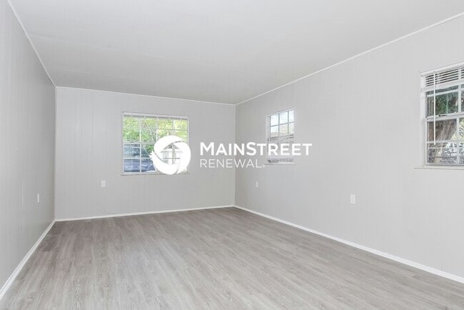 Building Photo - 4 Bedroom Pet-Friendly Home in Winter Haven, FL with Main Street Renewal