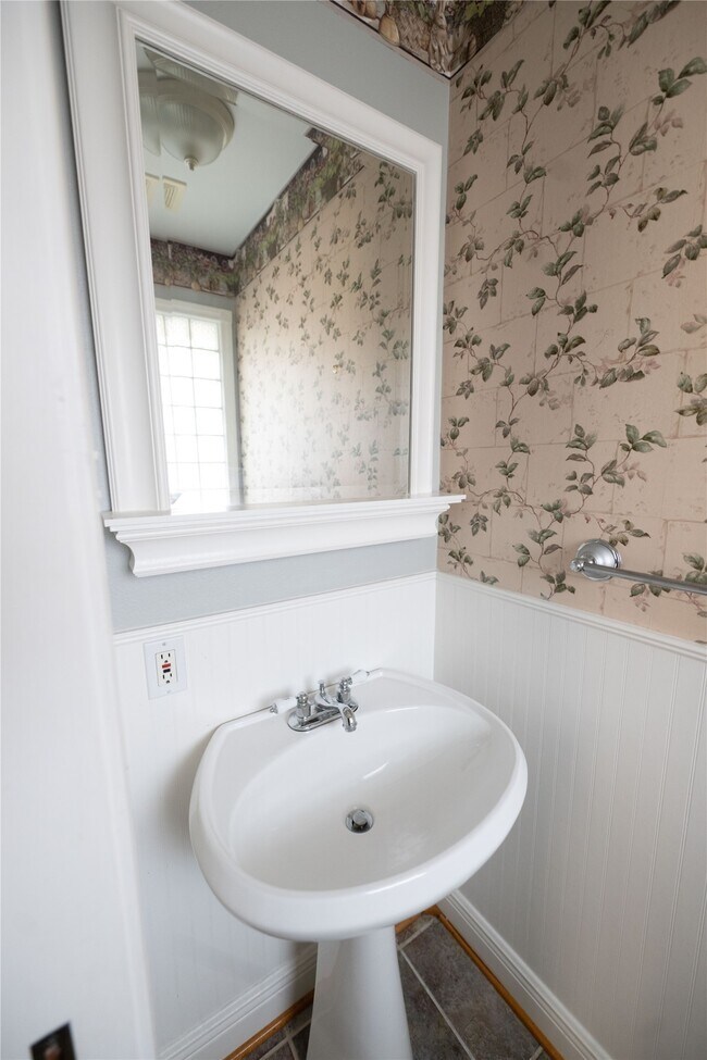 Building Photo - 7546 Maple Tree Dr