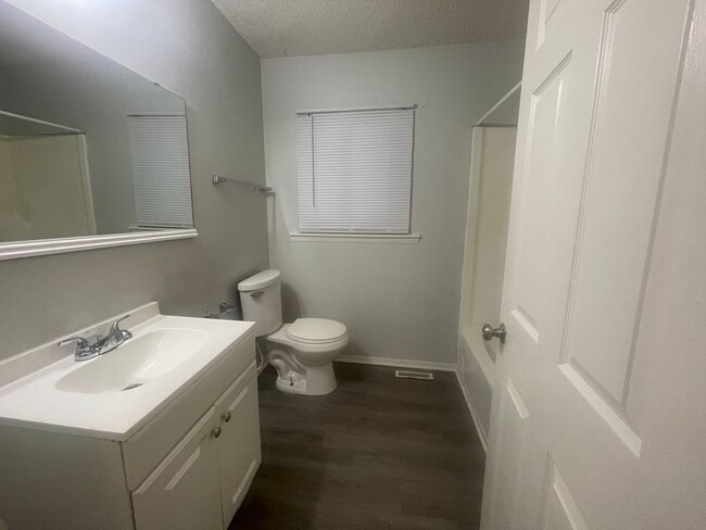 Building Photo - -Check out this cozy 2 bedroom 1 bathroom ...