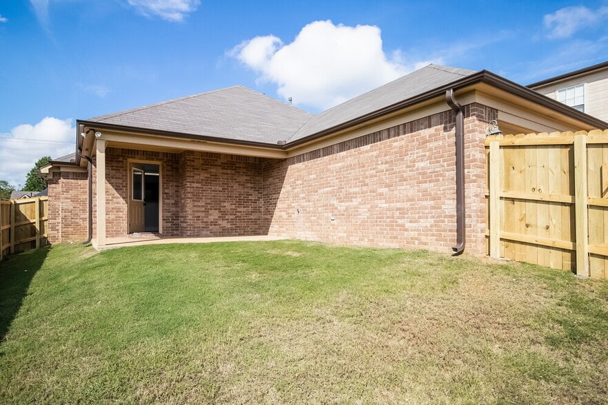 Building Photo - 3080 Magnolia Dr