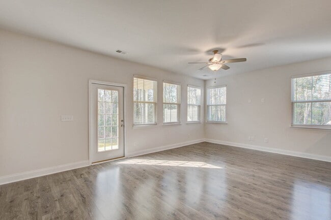 Building Photo - 7821 Montview Rd