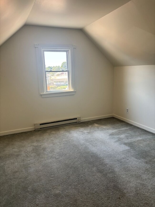 Building Photo - PRICE REDUCED! 3 Bedroom House