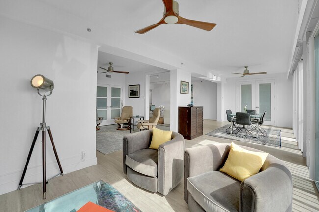 Building Photo - 4114 W Palm Aire Dr