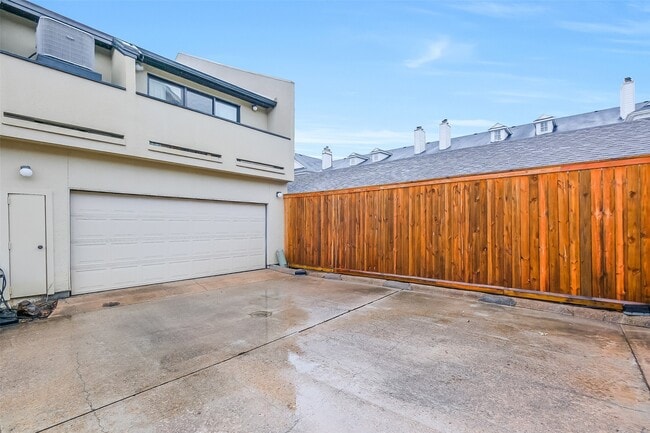 Building Photo - 1112 Bering Dr