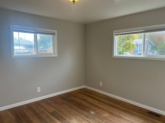 Building Photo - Charming 2 bedroom/1 bath Walking distance...