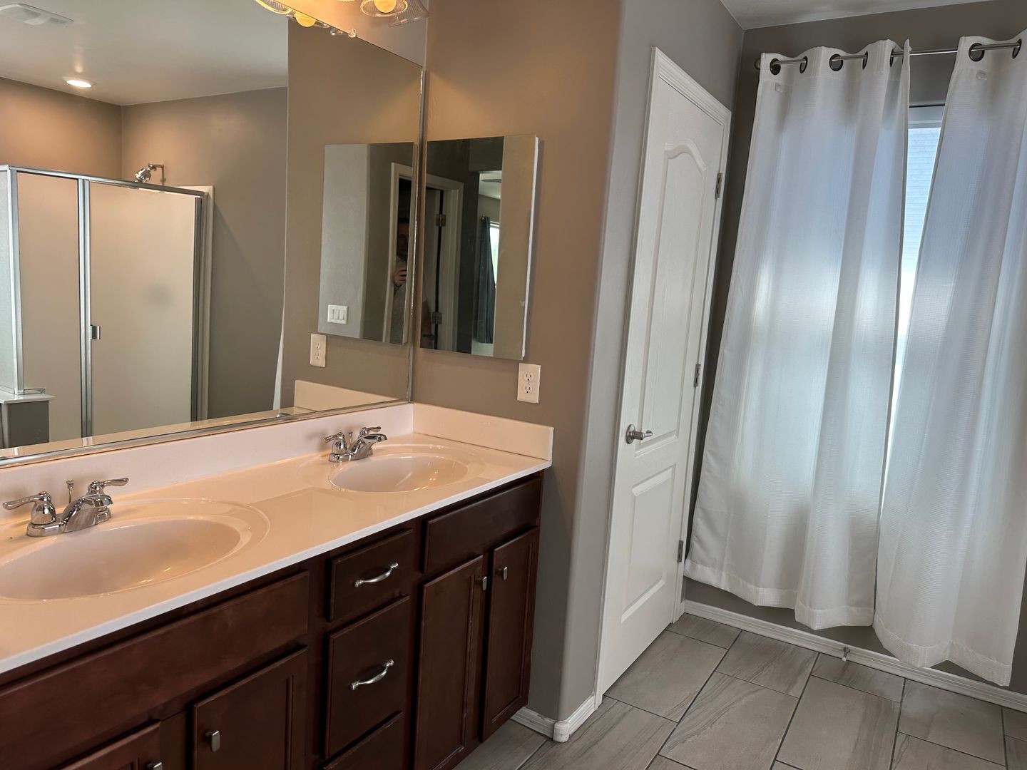 Building Photo - 1445 W Locke Dr