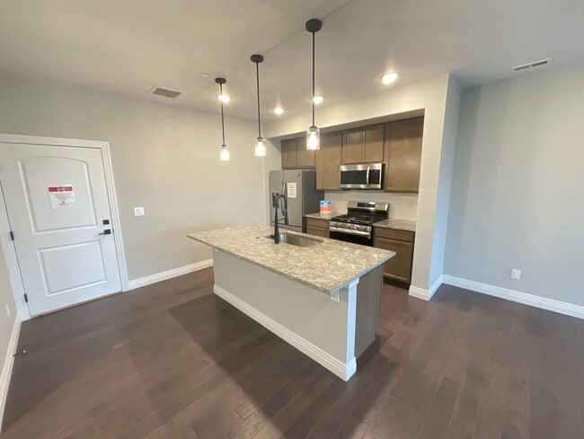 Building Photo - 3 Bedroom Townhome Available Near Voyager ...