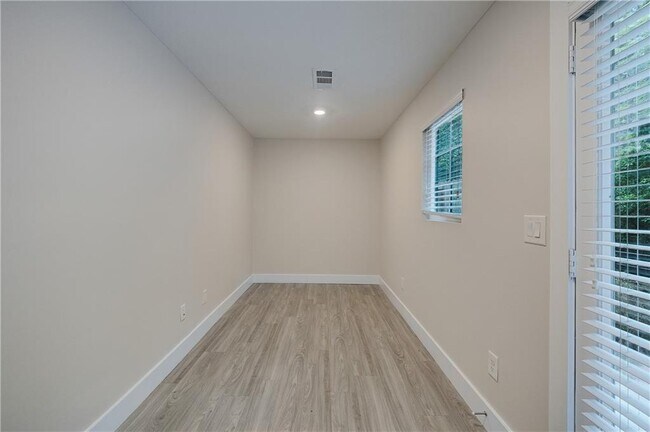 Building Photo - 733 Taylor Ct