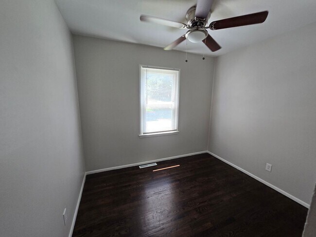 Building Photo - Newly renovated 3 bedroom Move in now