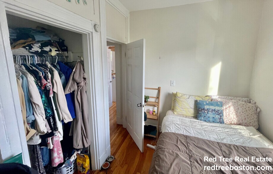 Building Photo - 10 Houghton St